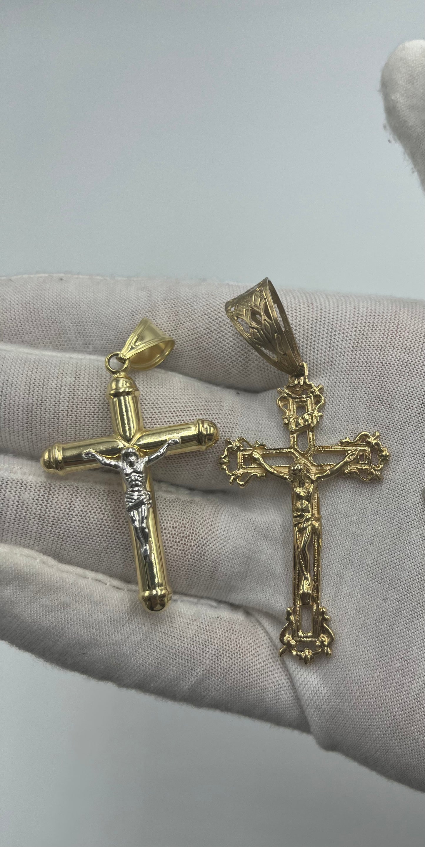 10 karat gold cross pendant